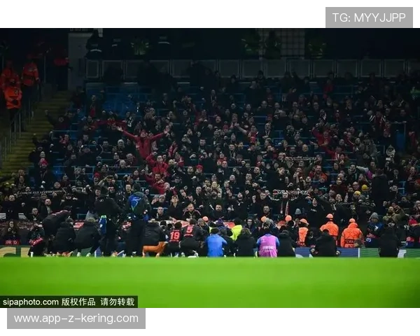 哈兰德偶遇老球迷并赠球,温情画面被无限转发 哈兰德偶遇老球迷并赠球,温情画面被无限转发